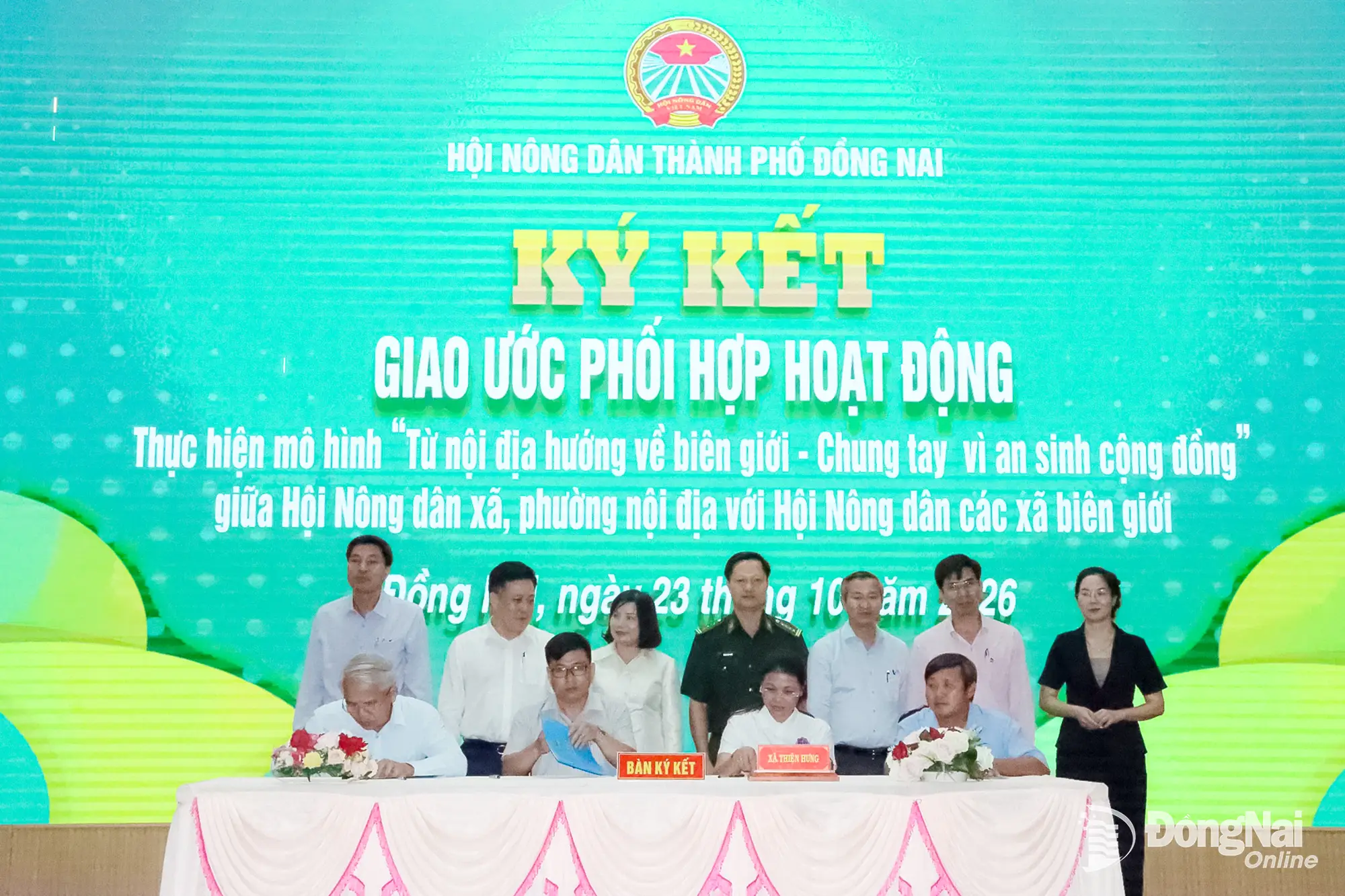 Hội Nông dân các xã, phường nội địa và các xã biên giới ký kết giao ước thực hiện chương trình phối hợp. Ảnh: Quang Minh