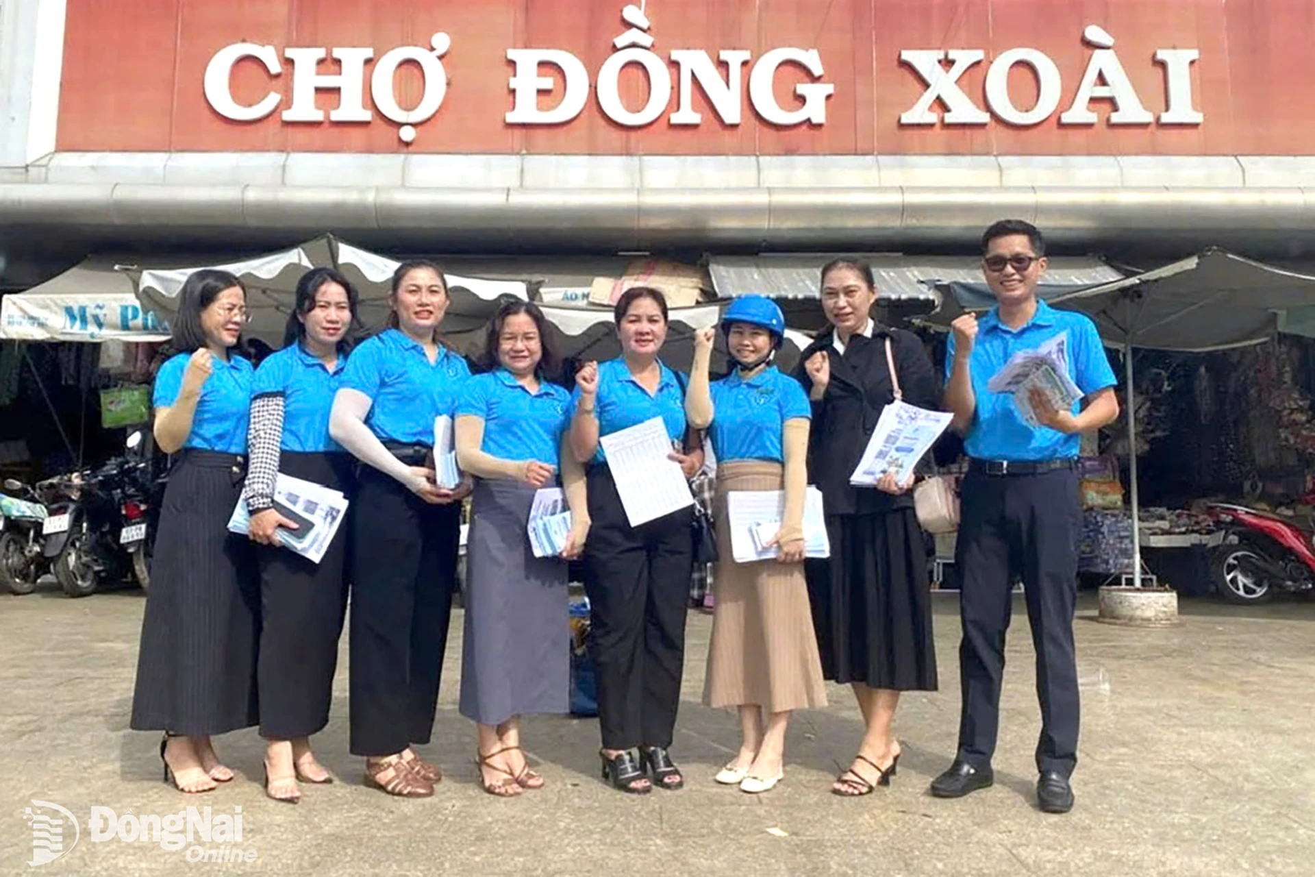 Viên chức Bảo hiểm xã hội cơ sở Bình Phước ra quân tuyên truyền, vận động tiểu thương chợ Đồng Xoài  tham gia bảo hiểm xã hội, bảo hiểm y tế.