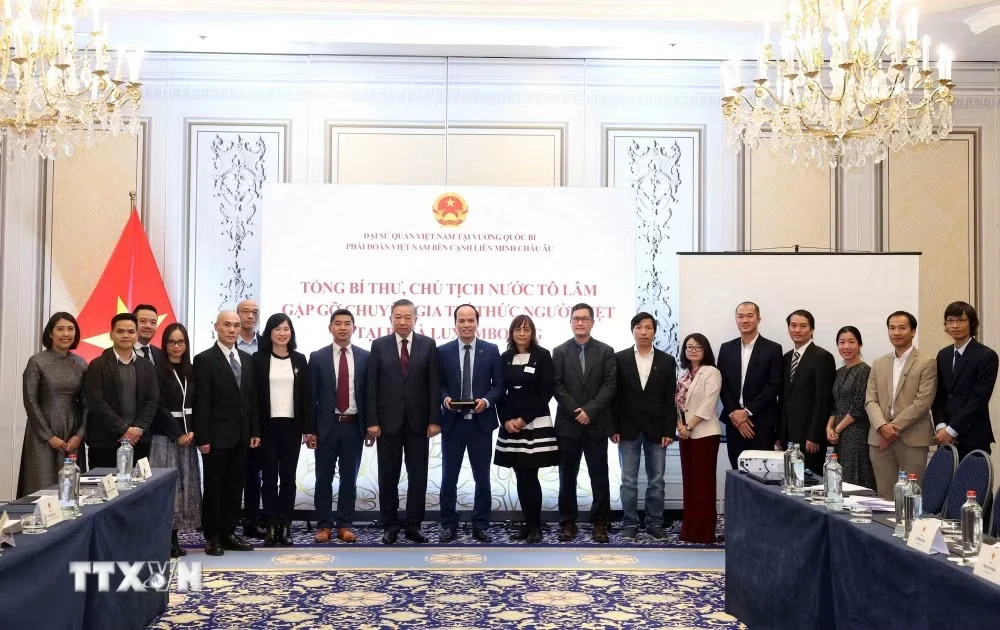 Tổng Bí thư, Chủ tịch nước Tô Lâm cùng các chuyên gia, trí thức người Việt Nam tại Bỉ và Luxembourg. Ảnh: Thống Nhất/TTXVN