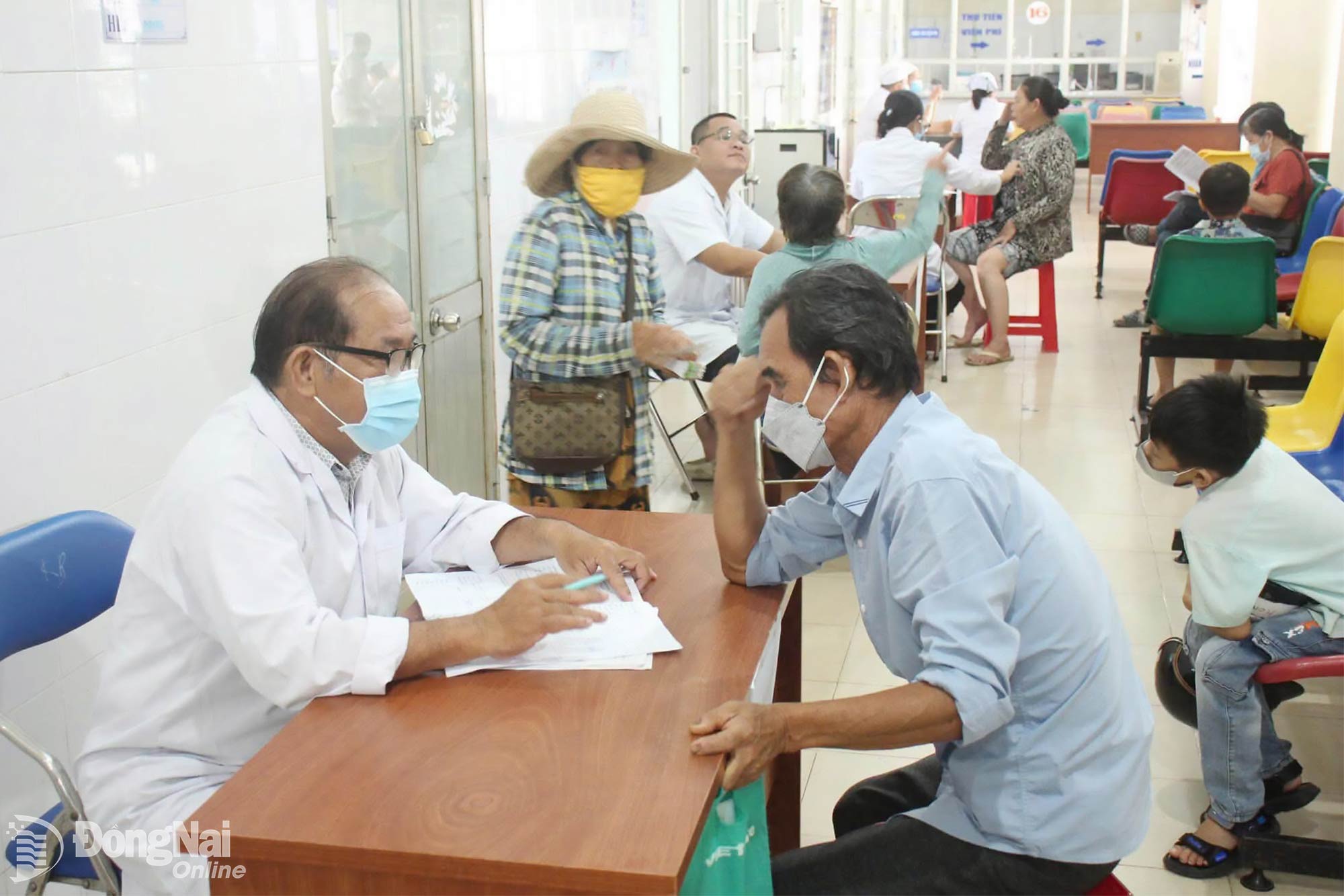 Người dân được khám sức khỏe miễn phí tại Trung tâm Y tế khu vực Vĩnh Cửu. Ảnh: Trị An