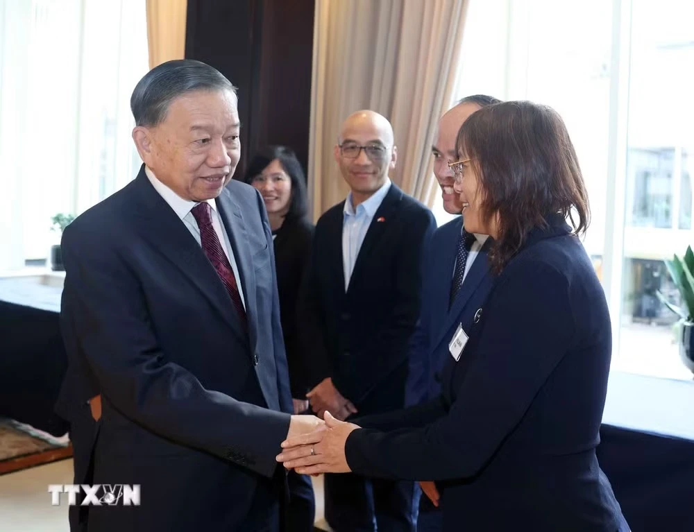 Tổng Bí thư, Chủ tịch nước Tô Lâm gặp gỡ chuyên gia, trí thức người Việt Nam tại Bỉ và Luxembourg. Ảnh: Thống Nhất/TTXVN