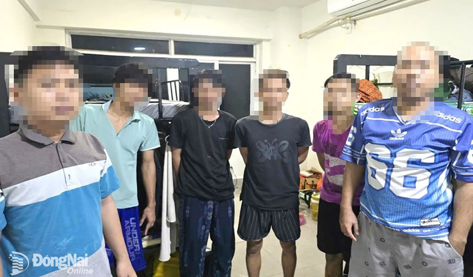 Nhóm người nước ngoài làm việc trái phép được phát hiện tại một doanh nghiệp ở Khu công nghiệp Đồng Xoài III. Ảnh: CATP  