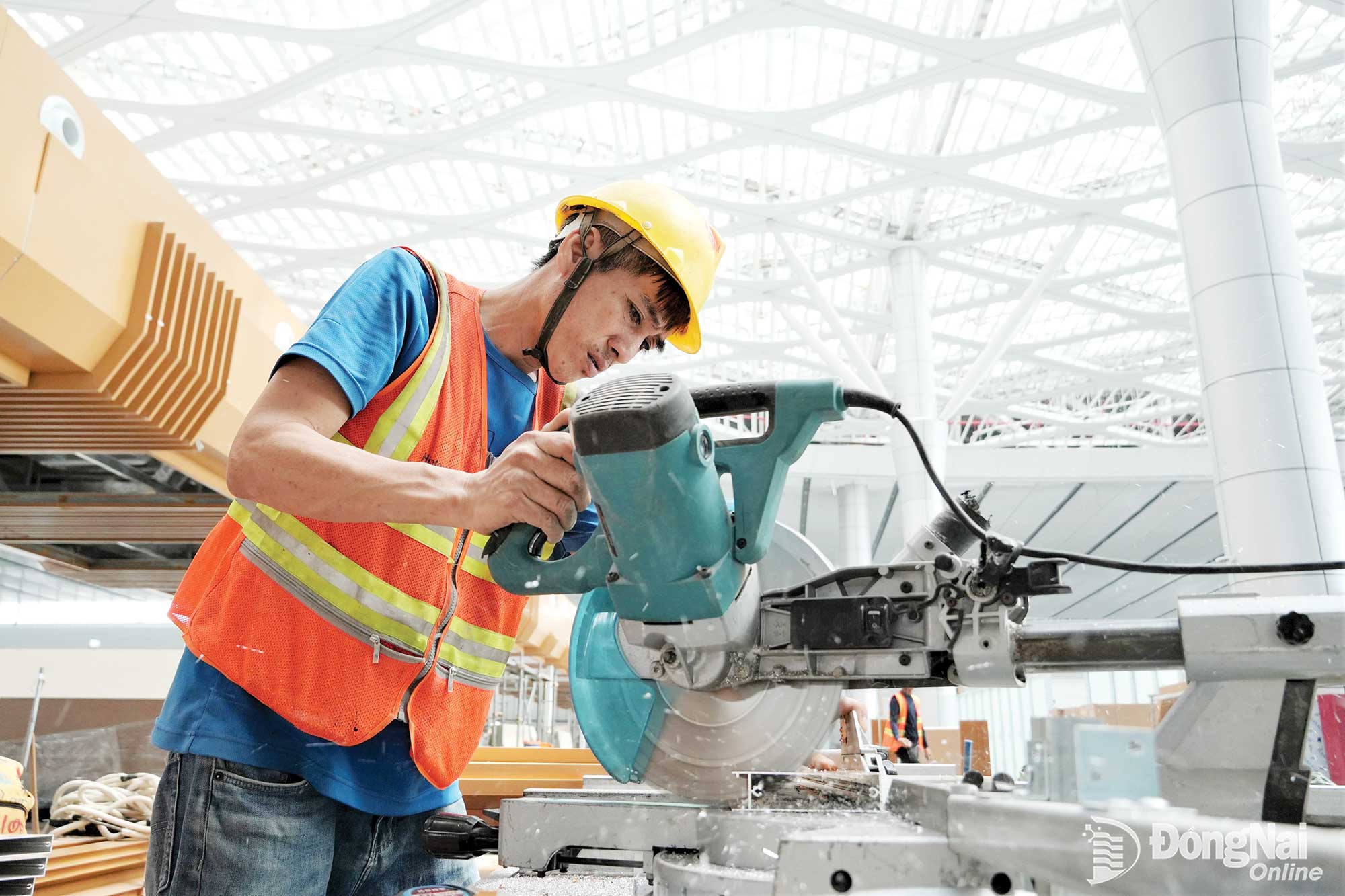 Công nhân thi công các hạng mục công trình nhà ga hành khách Sân bay Long Thành. Ảnh: Phạm Tùng    