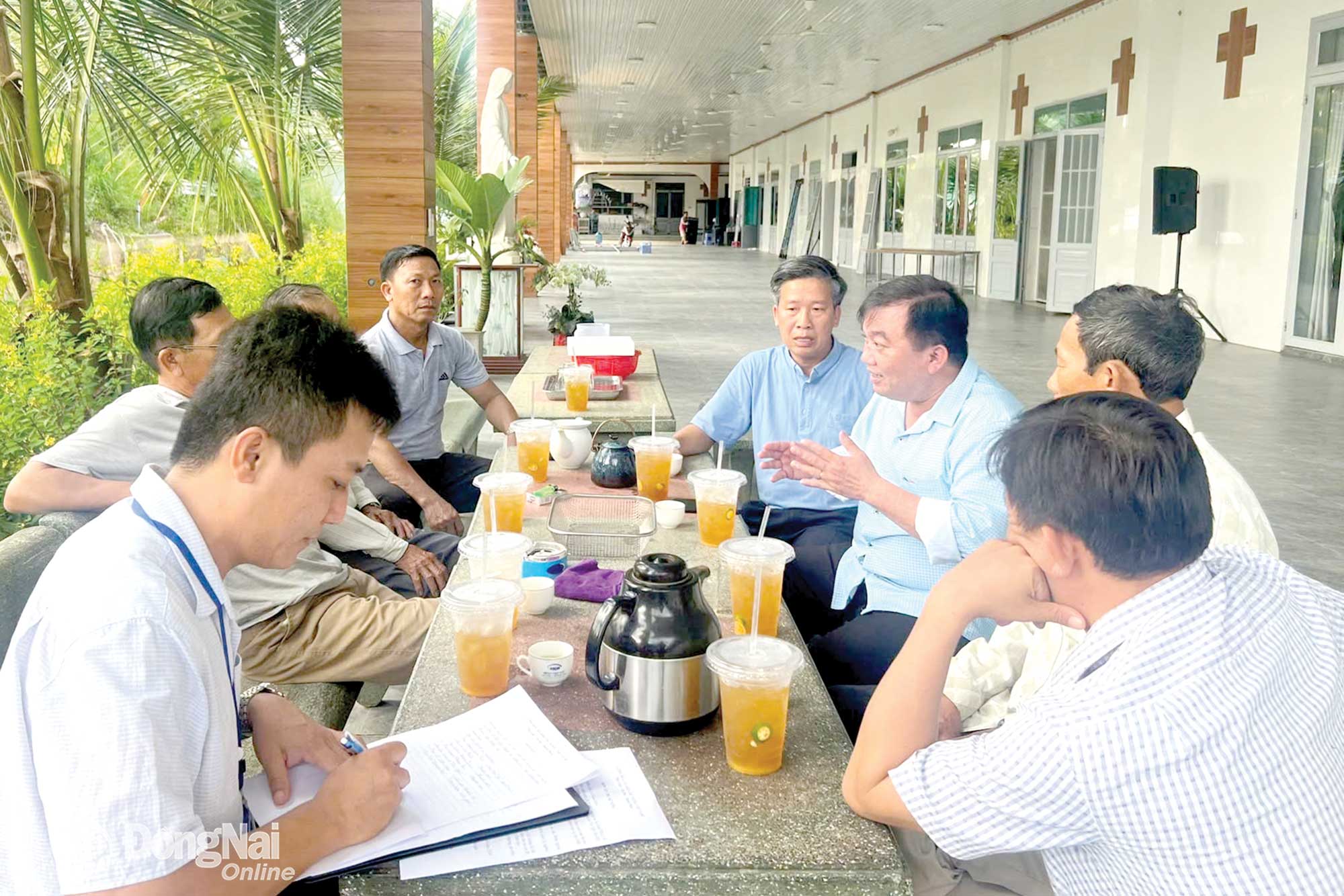 Cán bộ xã Xuân Hòa xuống tận cơ sở hỗ trợ giáo xứ Tân Ngãi thực hiện các quy định pháp luật về đất đai, xây dựng.    