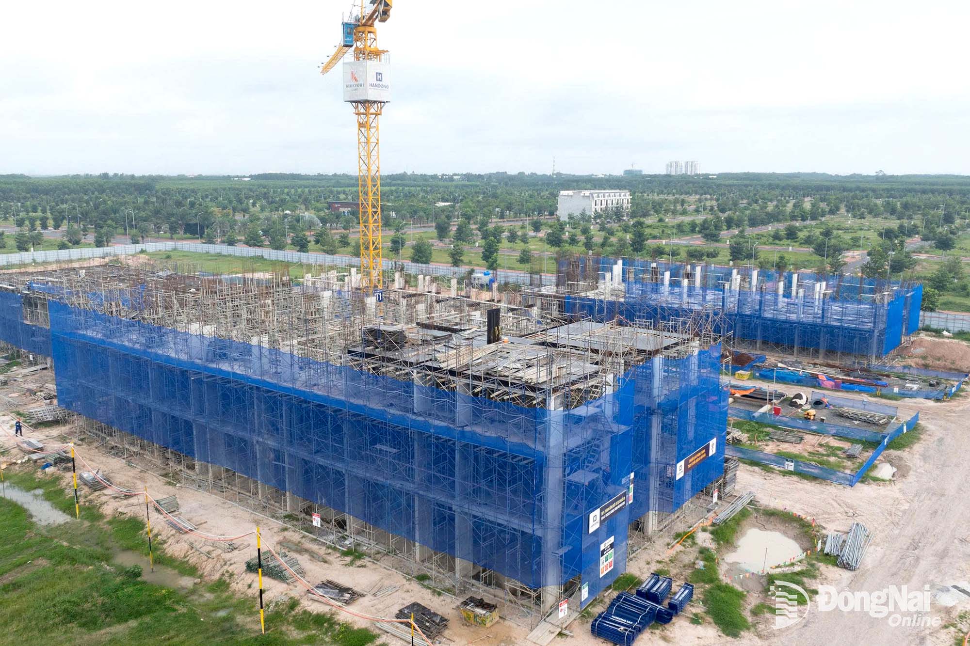Dự án nhà ở  cho người  thu nhập thấp  đang xây dựng  trên địa bàn  phường  Nhơn Trạch.