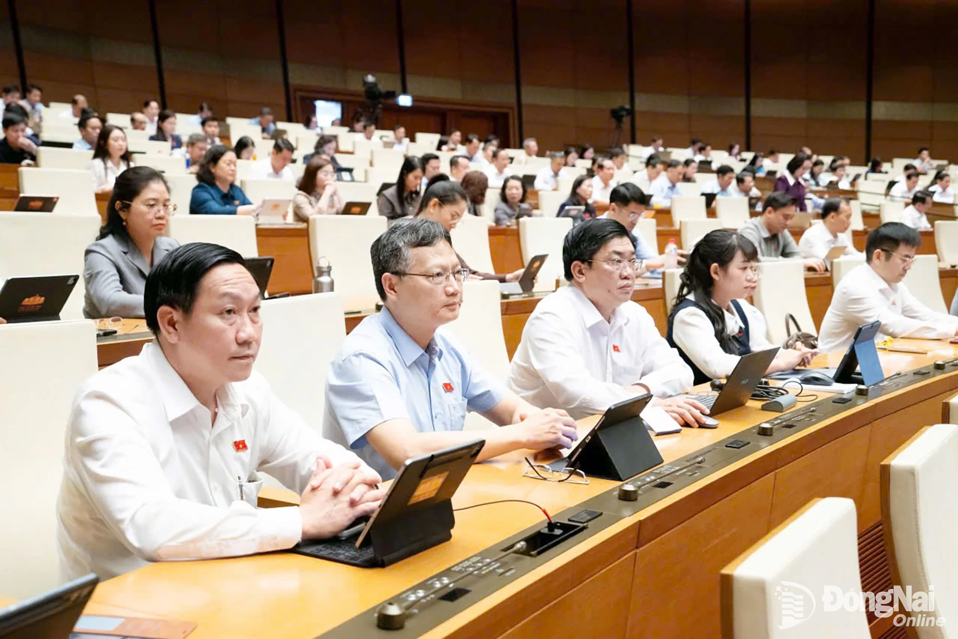 Các đại biểu Quốc hội thành phố Đồng Nai tham dự phiên thảo luận tại hội trường. Ảnh: CTV