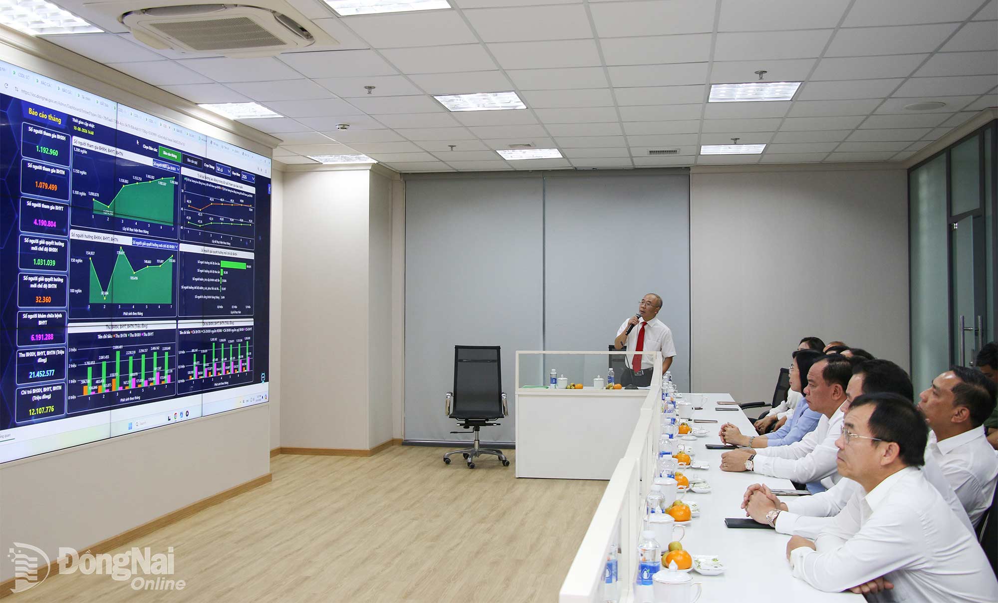 Lãnh đạo Sở Khoa học và Công nghệ thành phố Đồng Nai giới thiệu các chức năng được tích hợp tại Trung tâm Giám sát, điều hành (IOC) thành phố ở buổi trao đổi kinh nghiệm về một số mô hình chuyển đổi số giữa lãnh đạo thành phố Đồng Nai và tỉnh Lào Cai vào tháng 9-2026. Ảnh: Hải Quân