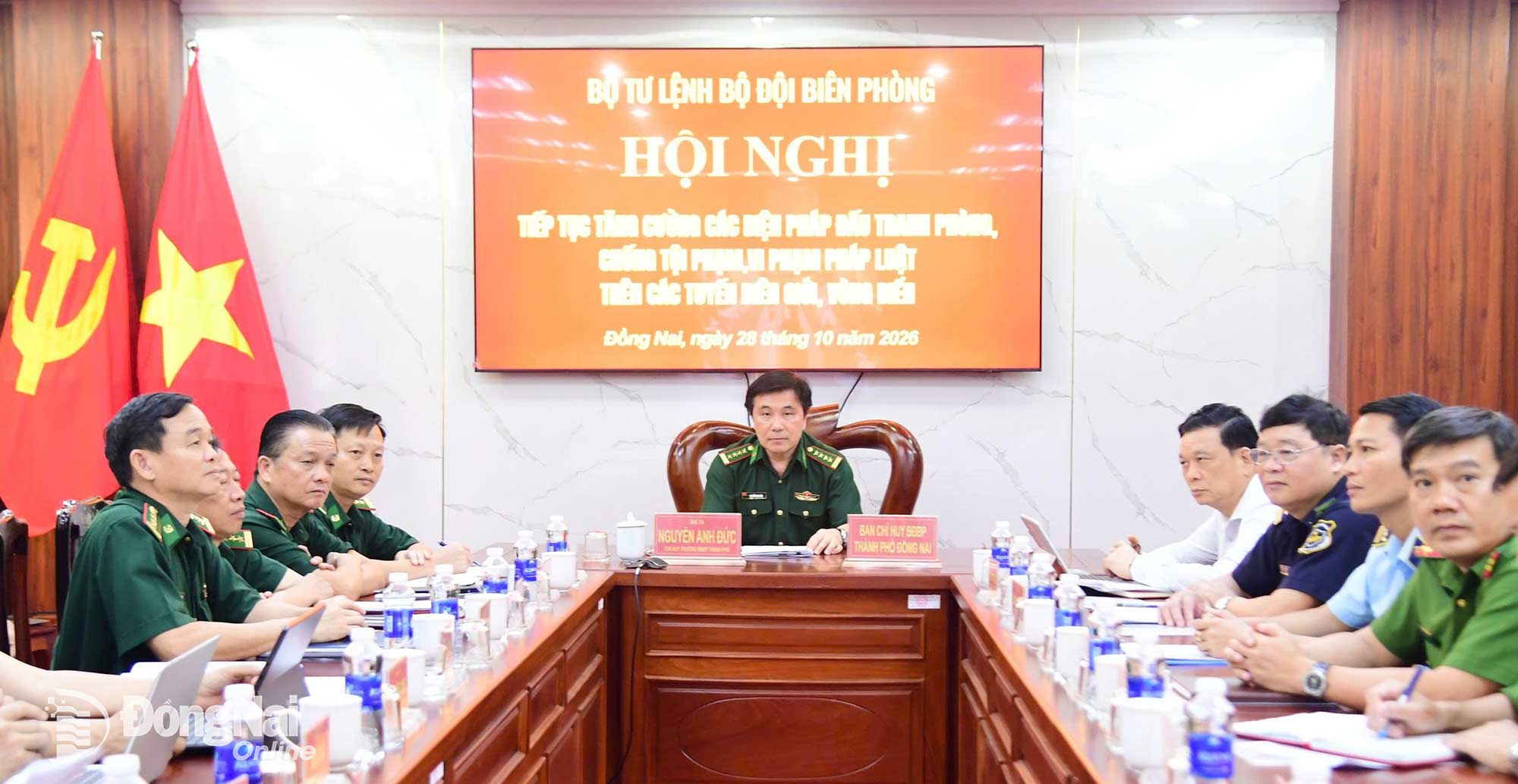 Các đại biểu dự trực tuyến tại điểm cầu thành phố Đồng Nai tối 28-10. Ảnh: Tú Trịnh