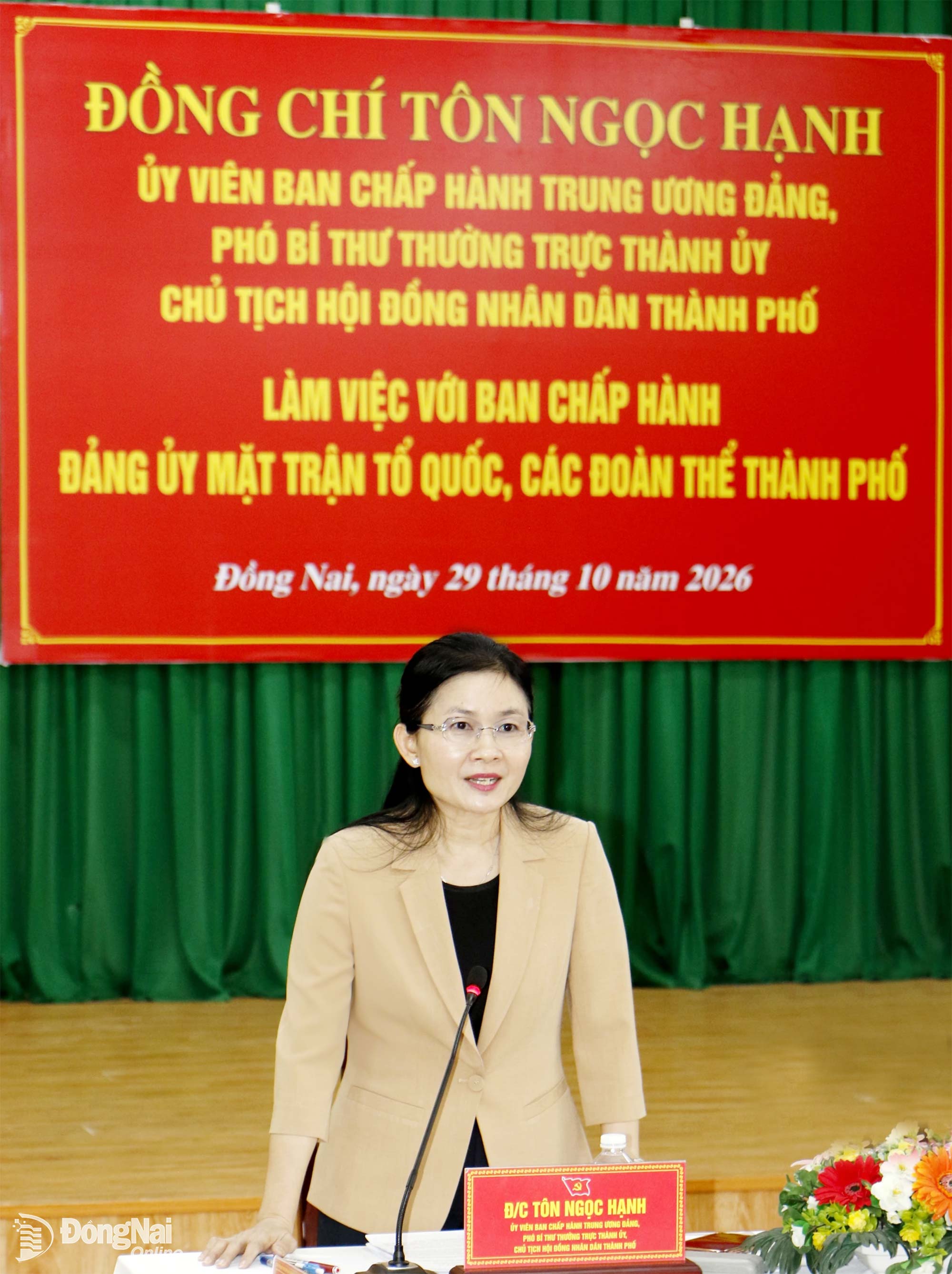 Đồng chí Tôn Ngọc Hạnh, Ủy viên Trung ương Đảng, Phó Bí thư Thường trực Thành ủy, Chủ tịch HĐND thành phố phát biểu tại buổi làm việc. Ảnh: Văn Truyên