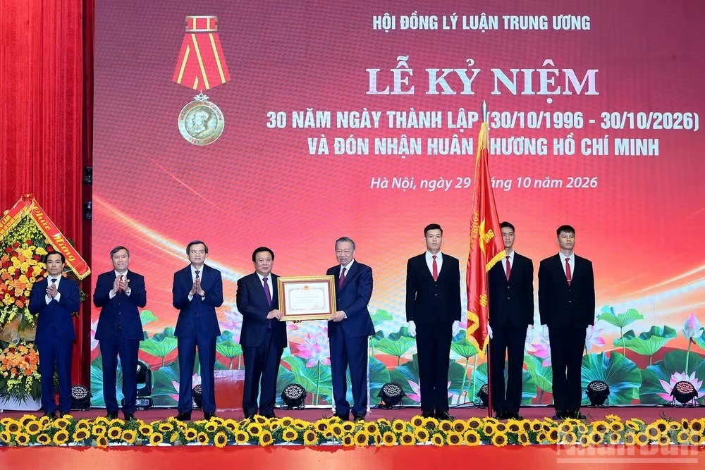 Tổng Bí thư, Chủ tịch nước Tô Lâm trao Huân chương Hồ Chí Minh tặng Hội đồng Lý luận Trung ương. (Ảnh: ĐĂNG KHOA)  