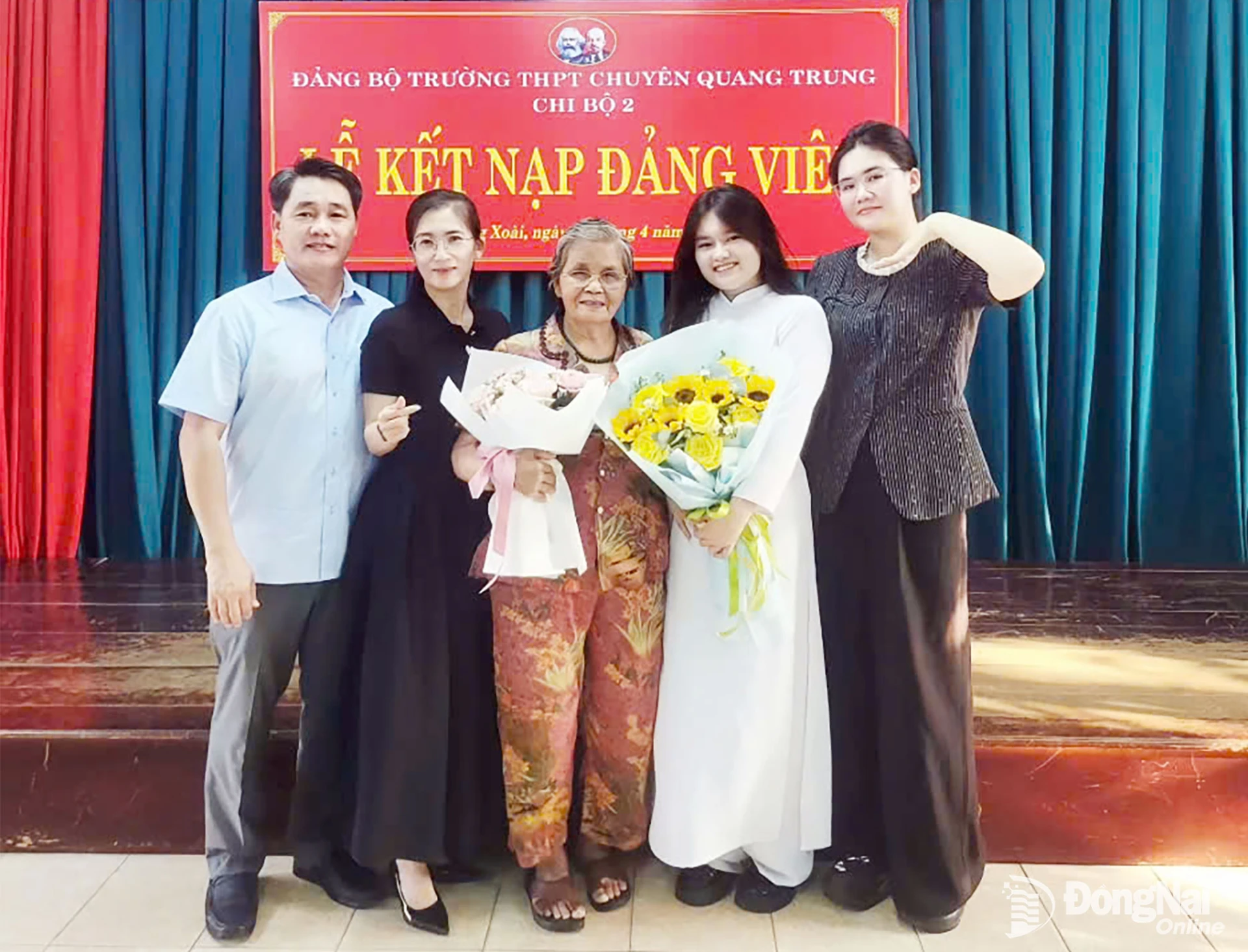 Gia đình của đảng viên trẻ Phan Diệp Bảo Phương (cựu học sinh Trường THPT chuyên Quang Trung) chúc mừng Bảo Phương trong ngày được kết nạp Đảng. Ảnh: NVCC 