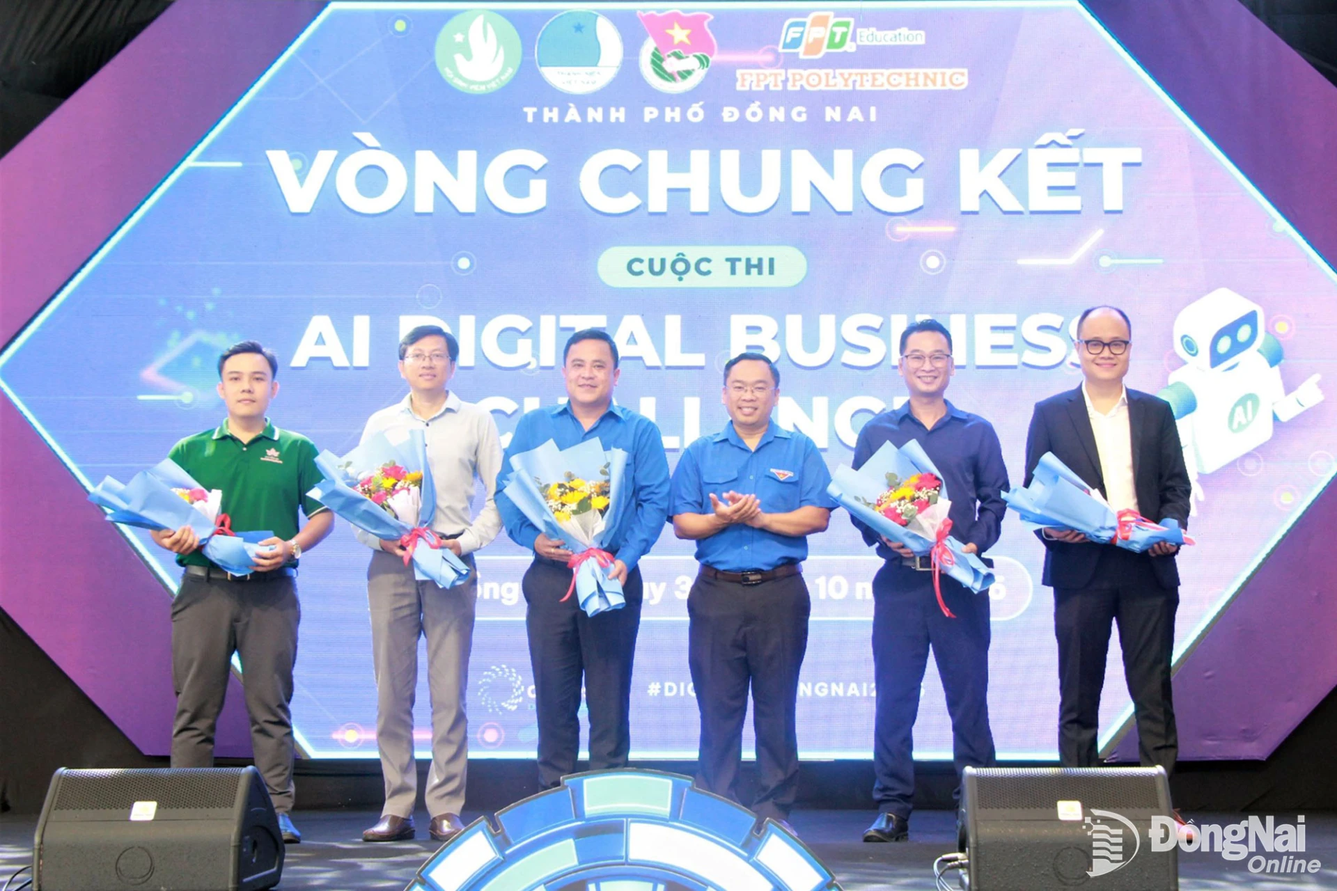 Thành ủy viên, Phó Chủ tịch Ủy ban MTTQ Việt Nam thành phố, Bí thư Thành đoàn Nguyễn Minh Kiên tặng hoa Ban giám khảo. Ảnh: Nga Sơn
