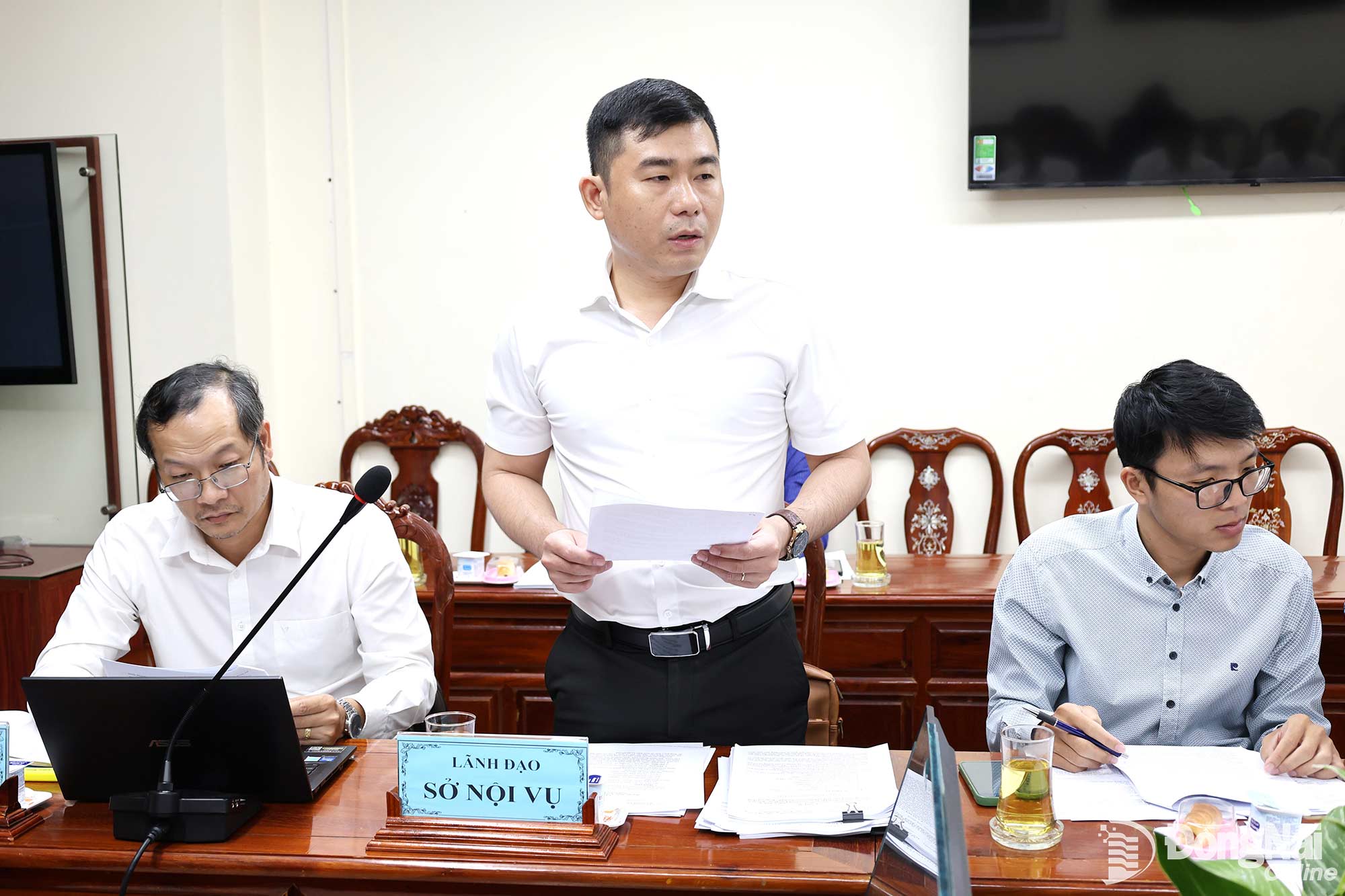 Đại diện Sở Nội vụ phát biểu tại buổi họp thẩm tra của Ban Pháp chế HĐND thành phố sáng 30-10. Ảnh: Hồ Thảo