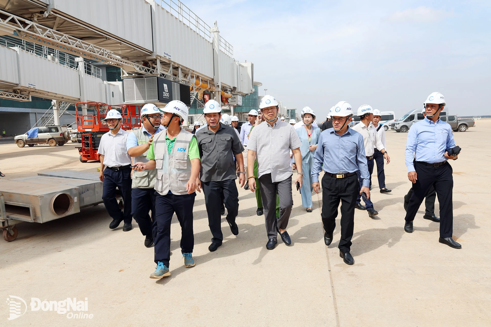 Đoàn khảo sát thực tế các khu vực Cảng hàng không quốc tế Long Thành. Ảnh: Nguyễn Hòa