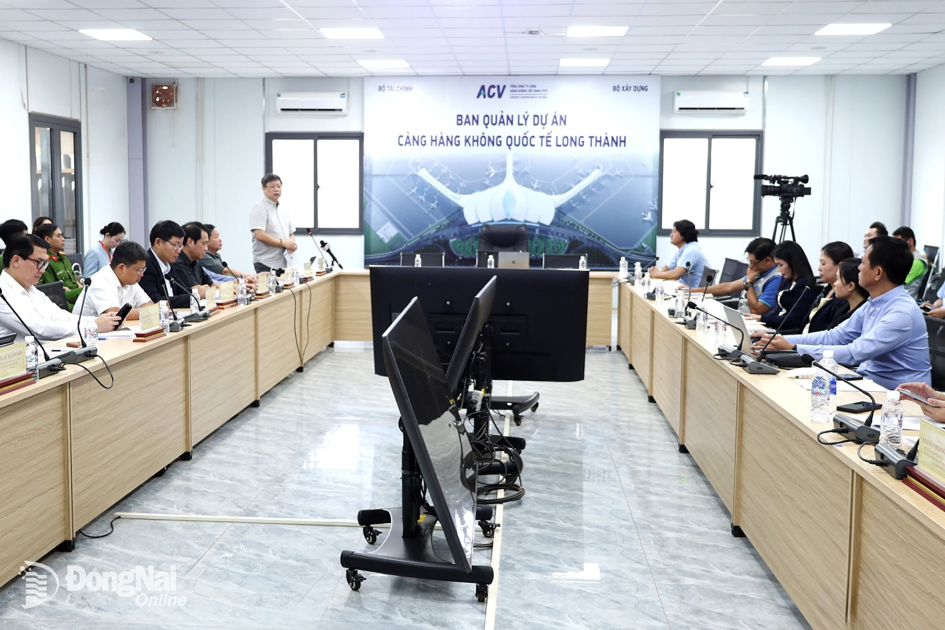 Quang cảnh đoàn khảo sát làm việc với Ban Quản lý dự án Cảng hàng không quốc tế Long Thành. Ảnh: Nguyễn Hòa