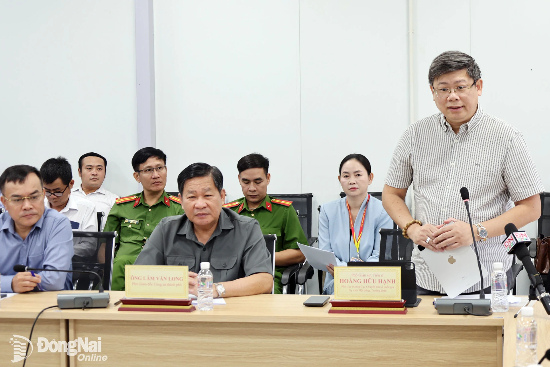 PGS.TS Hoàng Hữu Hạnh, Phó Cục trưởng Cục Chuyển đổi số quốc gia phát biểu tại buổi làm việc. Ảnh: Nguyễn Hòa