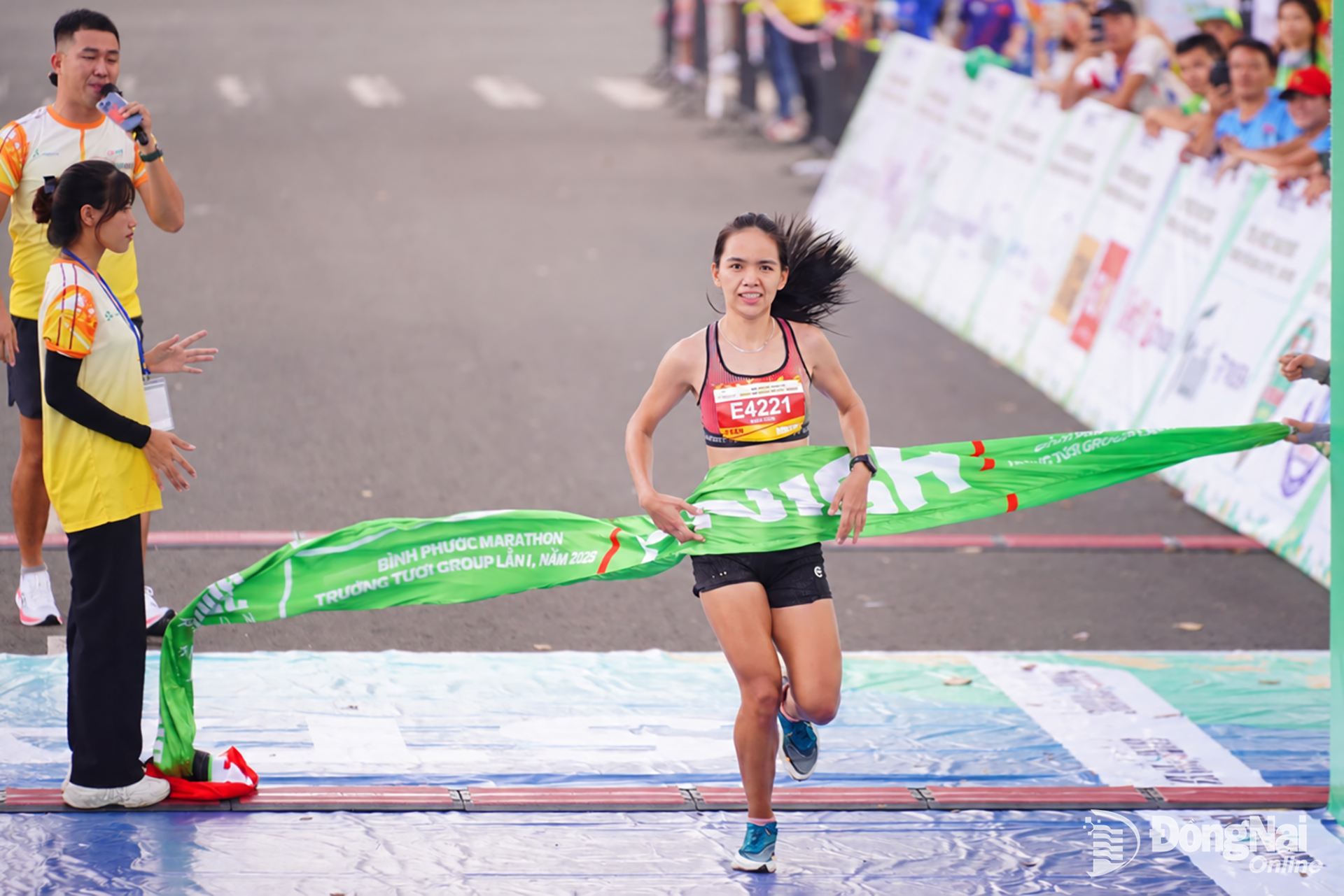 Hoàng Thị Ngọc Hoa cán đích cự ly 42km tại Giải Bình Phước marathon - Trường Tươi Group lần thứ I, năm 2023.    