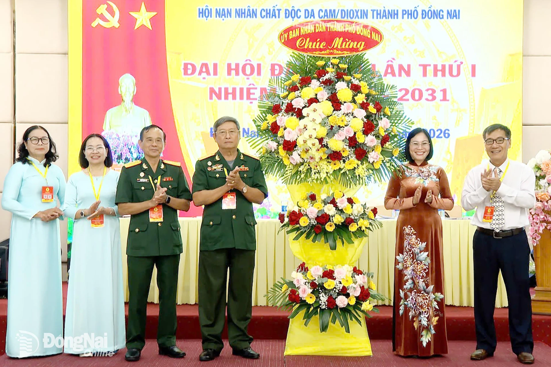 Thành ủy viên, Phó Chủ tịch UBND thành phố Nguyễn Thị Hoàng tặng hoa chúc mừng đại hội. Ảnh: Nhất Phương