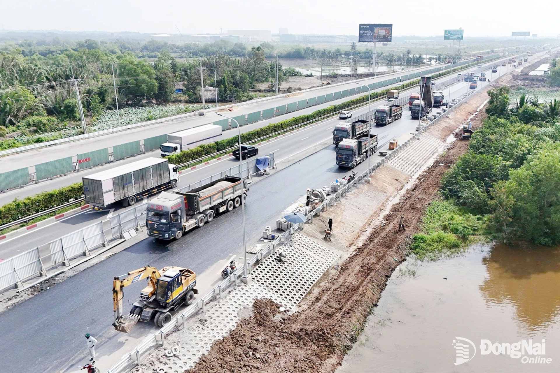 Thi công Dự án Mở rộng đoạn cao tốc Thành phố Hồ Chí Minh - Long Thành. Ảnh: Phạm Tùng