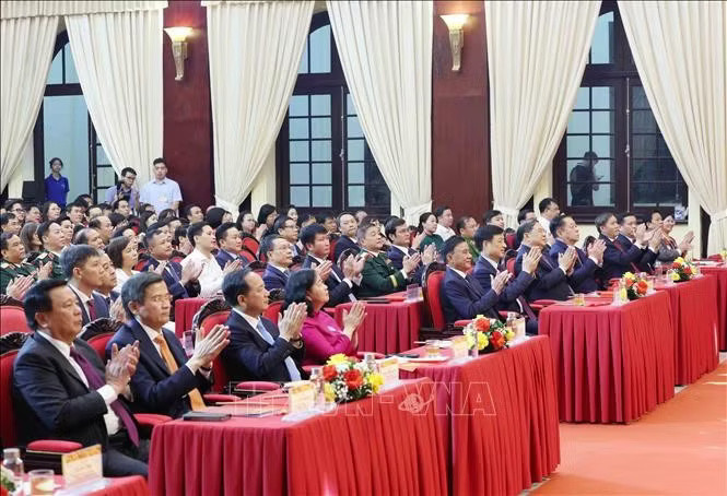 potal-thuong-truc-ban-bi-thu-tran-cam-tu-du-le-trao-giai-cuoc-thi-chinh-luan-ve-bao-ve-nen-tang-tu-tuong-cua-dang-lan-thu-sau-stand-645.jpg