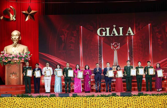 vna_potal_le_trao_giai_cuoc_thi_chinh_luan_ve_bao_ve_nen_tang_tu_tuong_cua_dang_lan_thu_6_stand-2-.jpg