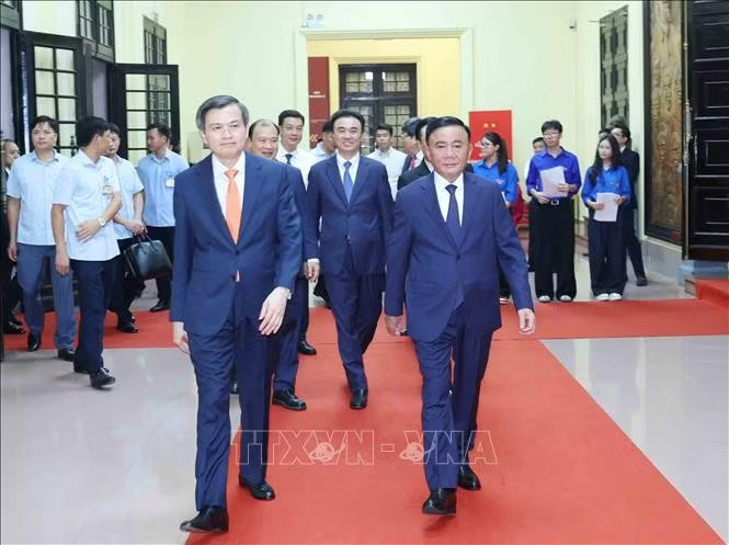 potal-thuong-truc-ban-bi-thu-tran-cam-tu-du-le-trao-giai-cuoc-thi-chinh-luan-ve-bao-ve-nen-tang-tu-tuong-cua-dang-lan-thu-sau-stand.jpg