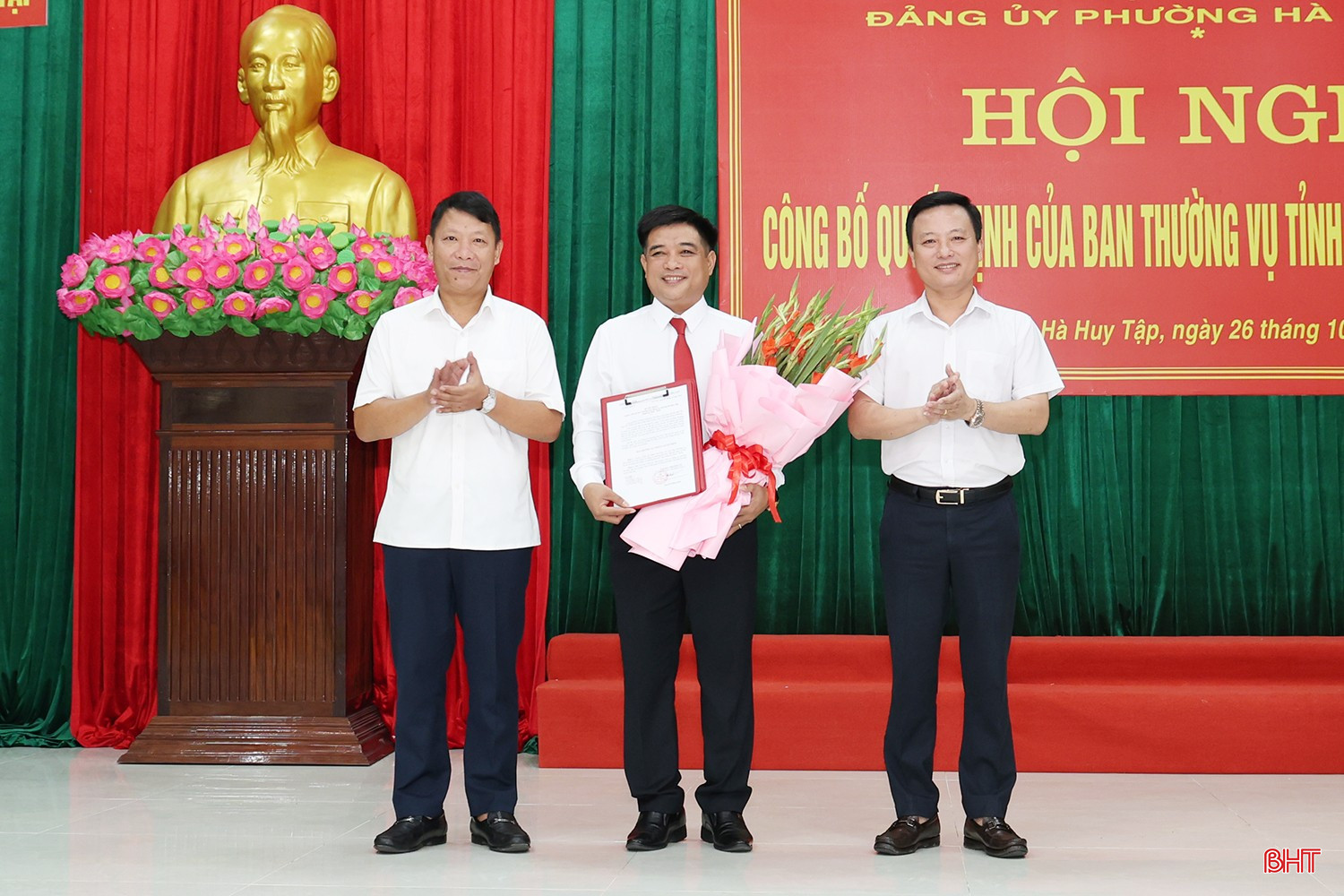 Lãnh đạo Ban Tổ chức Tỉnh ủy và Đảng ủy phường Hà Huy Tập trao quyết định, tặng hoa chúc mừng đồng chí Phạm Văn Đức.