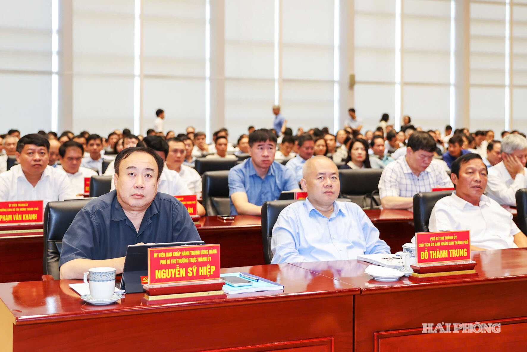 Các đồng chí: Nguyễn Sỹ Hiệp, Ủy viên Trung ương Đảng, Phó Bí thư Thường trực Thành ủy; Đỗ Thành Trung, Phó Bí thư Thành ủy, Chủ tịch UBND thành phố; Lê Văn Hiệu, Phó Bí thư Thành ủy, Chủ tịch HĐND thành phố cùng các đại biểu dự Hội nghị tại điểm cầu thành phố Hải Phòng. Ảnh: LÊ DŨNG
