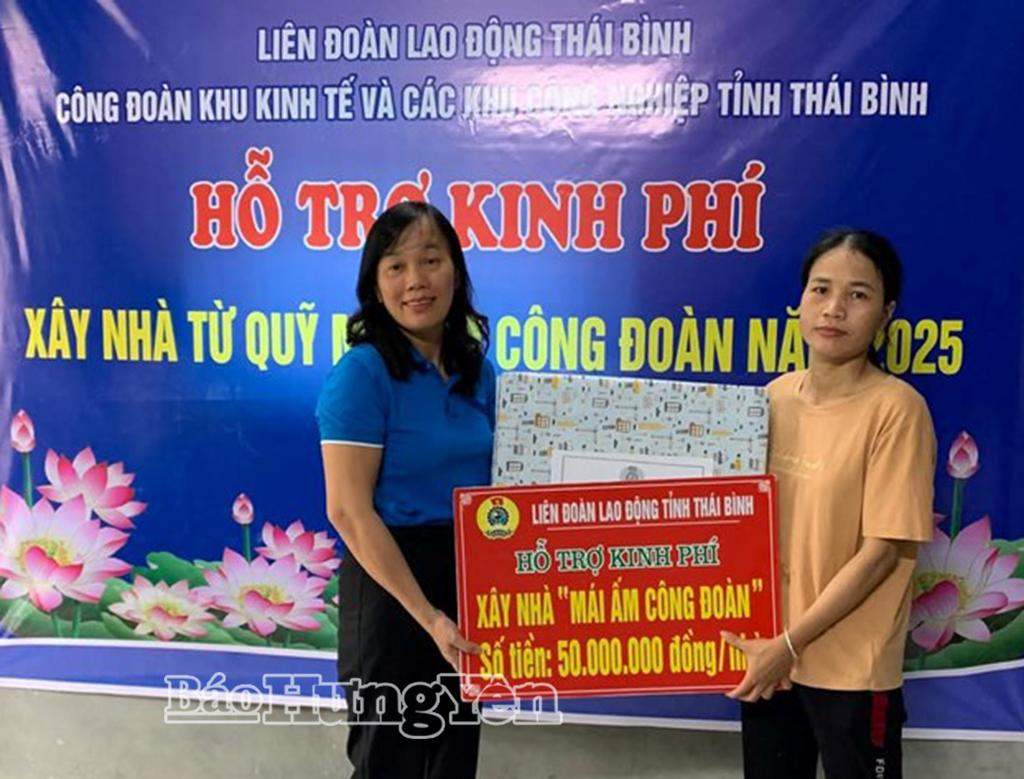 Lããnh đạo Liên đo nh đạo Liên đoààn Lao động tỉnh trao hỗ trợ kinh phí xây nh n Lao động tỉnh trao hỗ trợ kinh phí xây nhaa “Mái ấm công đoàn” cho chị Hoàng Thị Mỵ, phường Thái Bình.