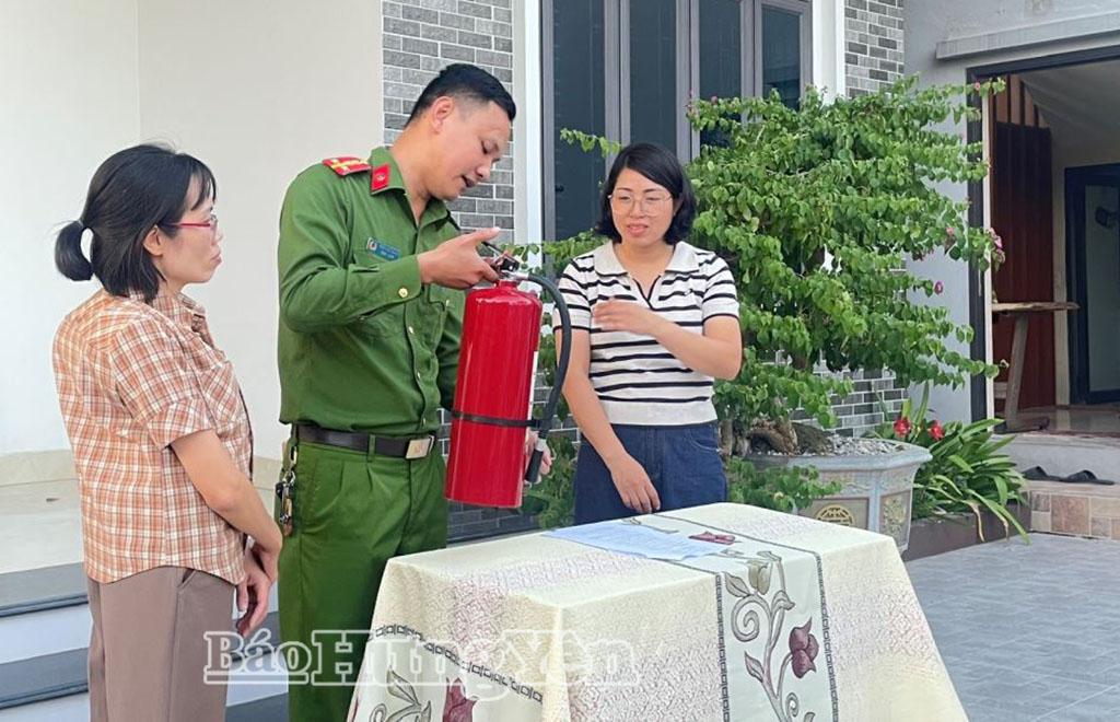 Công an xã Ái Quốc tập huấn kỹ năng phòng cháy, chữa cháy và cứu nạn, cứu hộ cho không gian đọc Lan Phương.