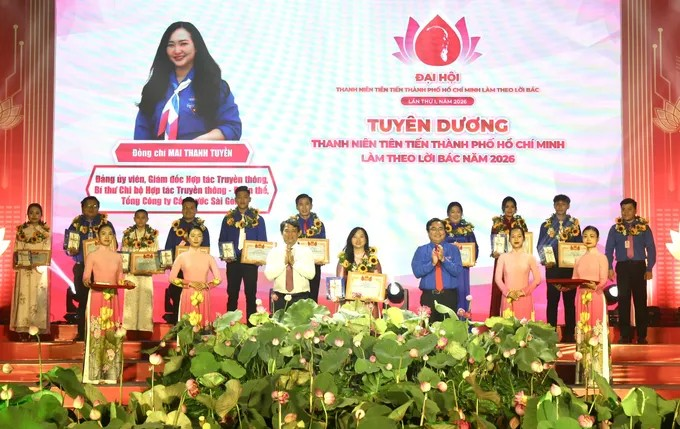 Đồng chí Bùi Thanh Nhân và đồng chí Ngô Minh Hải trao Bằng khen đến gương điển hình tiêu biểu. Ảnh: DŨNG PHƯƠNG