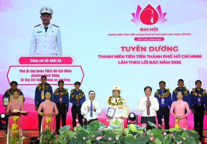 Đồng chí Lê Quốc Phong và đồng chí Phạm Thành Kiên trao Bằng khen đến gương điển hình tiêu biểu. Ảnh: DŨNG PHƯƠNG