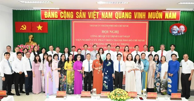 Tập thể cán bộ, giảng viên Học viện Cán bộ TPHCM sau sáp nhập. Ảnh: VIỆT DŨNG
