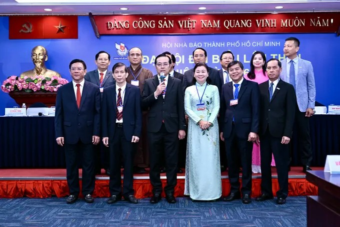 Ban Chấp hành Hội Nhà báo TPHCM nhiệm kỳ 2026-2031 ra mắt đại hội. Ảnh: VĂN MINH