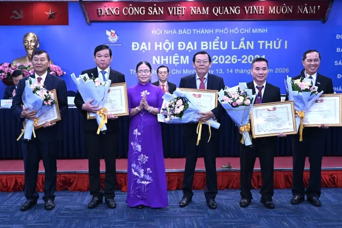 Đồng chí Nguyễn Thị Tuyết Minh, Phó Bí thư chuyên trách Đảng ủy MTTQ, các đoàn thể TPHCM trao Bằng khen của MTTQ Việt Nam TPHCM cho tập thể và cá nhân. Ảnh: VĂN MINH