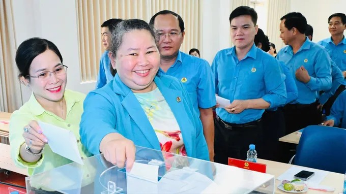 Đại biểu bỏ phiếu bầu chức danh Chủ tịch LĐLĐ TPHCM nhiệm kỳ 2025-2030. Ảnh: VIỆT DŨNG