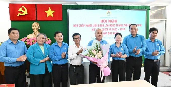 Đồng chí Võ Khắc Thái, Chủ tịch LĐLĐ TPHCM khóa I, nhiệm kỳ 2025-2030, ra mắt tại hội nghị. Ảnh: VIỆT DŨNG
