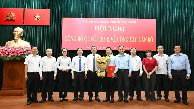 Đồng chí Nguyễn Phước Lộc cùng lãnh đạo Ban Tổ chức Thành ủy TPHCM chúc mừng đồng chí Lê Trương Hải Hiếu. Ảnh: VIỆT DŨNG