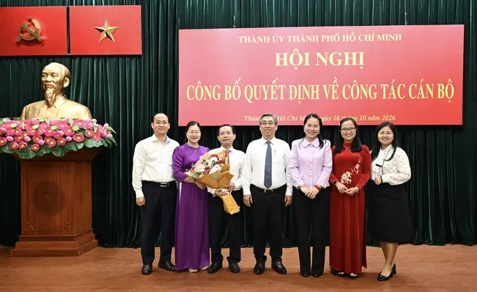 Đồng chí Nguyễn Phước Lộc cùng lãnh đạo, cán bộ Cơ quan Đảng ủy các cơ quan đảng TPHCM chúc mừng đồng chí Lê Văn Phong. Ảnh: VIỆT DŨNG