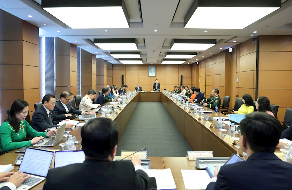 Đoàn đại biểu Quốc hội TPHCM thảo luận tại tổ, sáng 17-10. Ảnh: QUANG PHÚC