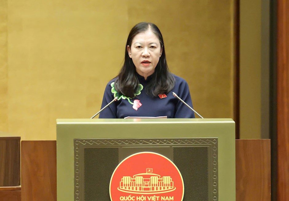 Chủ nhiệm Ủy ban Dân nguyện và Giám sát của Quốc hội Lê Thị Nga trình bày Báo cáo kết quả giám sát việc giải quyết kiến nghị của cử tri gửi đến kỳ họp thứ nhất, Quốc hội khóa XVI, sáng 17-10. Ảnh: QUANG PHÚC