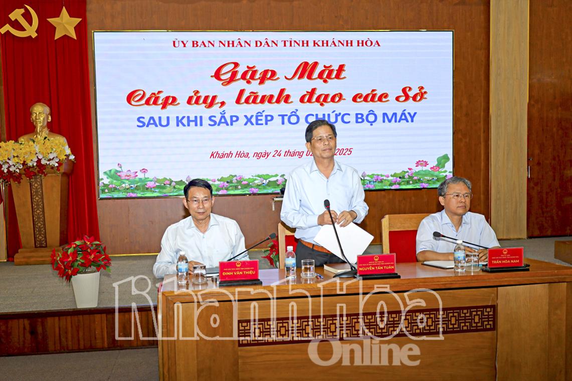 Chủ tịch UBND tỉnh Nguyễn Tấn Tuân kết luận tại buổi gặp mặt.