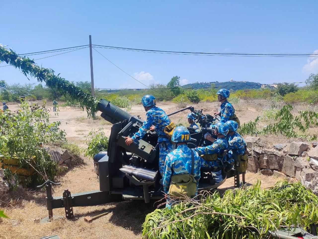 Cán bộ, chiến sĩ tham gia diễn tập bắn đạn thật.