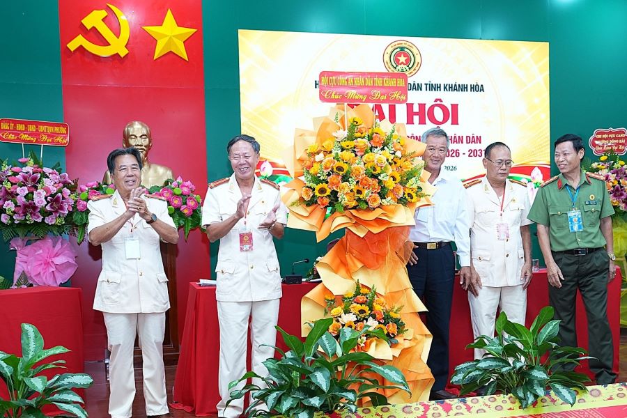 Thường trực Hội Cựu Công an nhân dân tỉnh tặng hoa chúc mừng đại hội.
