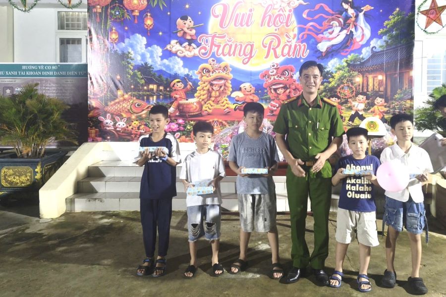 Lãnh đạo công an xã Phước Hậu trao quà cho các em là con của cán bộ công an xã có thành xuất sắc trong học tập.