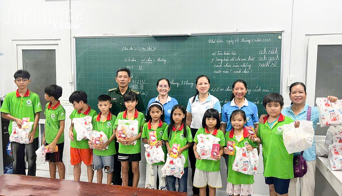 Trao quà Trung thu cho các em nhỏ ở Lớp tình thương tại Tổ dân phố Trường Phúc (phường Bắc Nha Trang). 