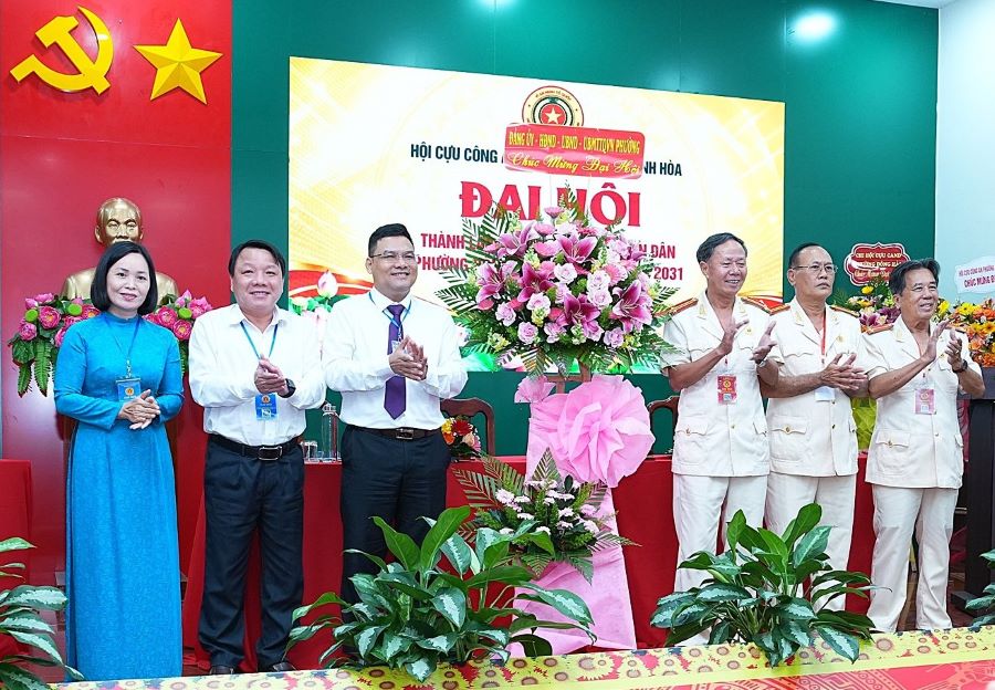 Lãnh đạo Đảng ủy, HĐND, UBND, Ủy ban MTTQ Việt Nam phường Đông Hải tặng hoa chúc mừng Đại hội.
