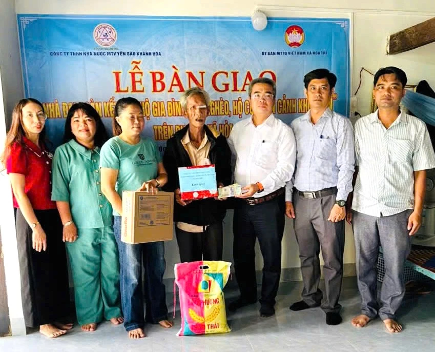 Lãnh đạo xã, thôn Suối Mơ tặng quà động viên ông Sâm.