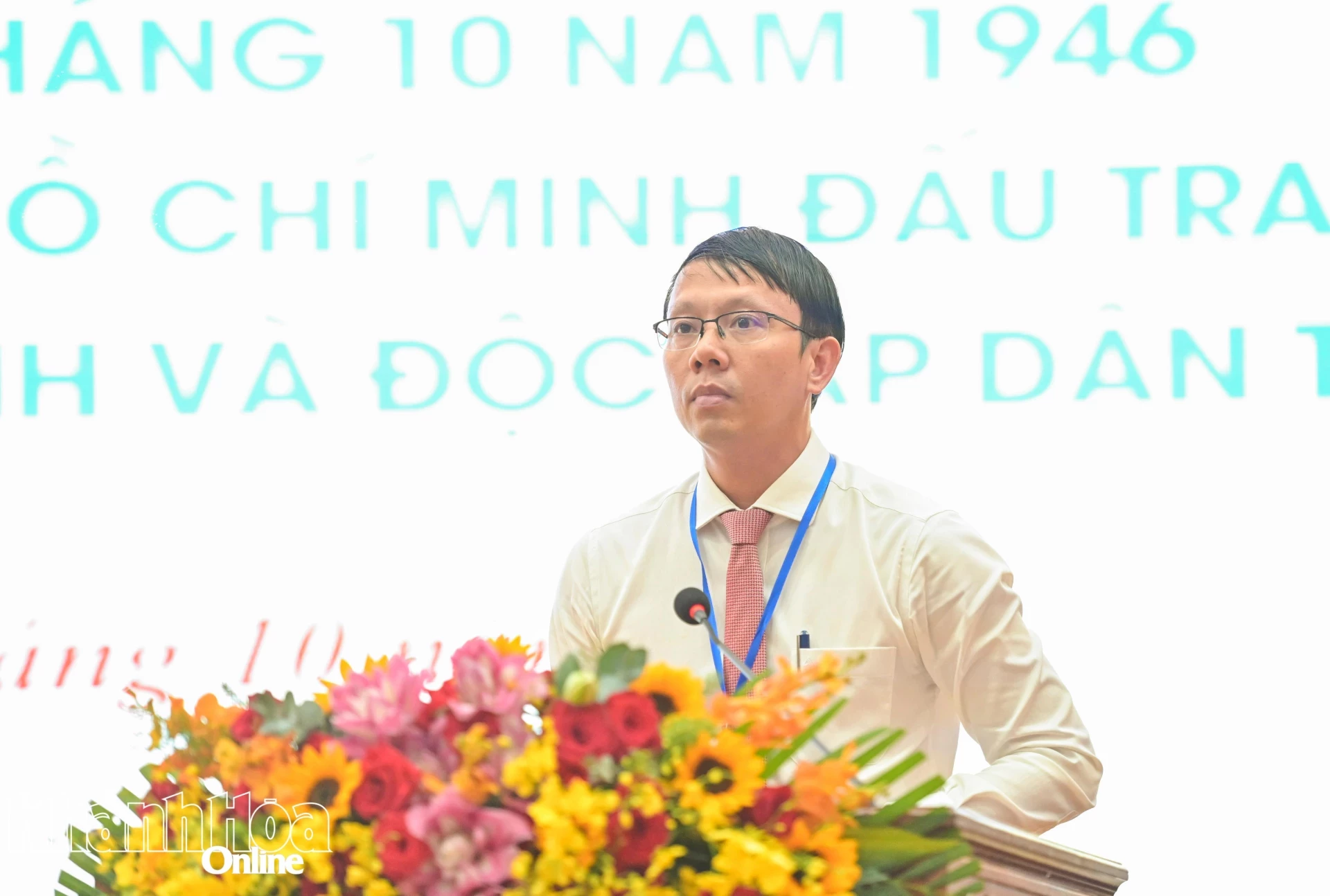 Đồng chí Nguyễn Thanh Hà tham luận tại hội thảo.