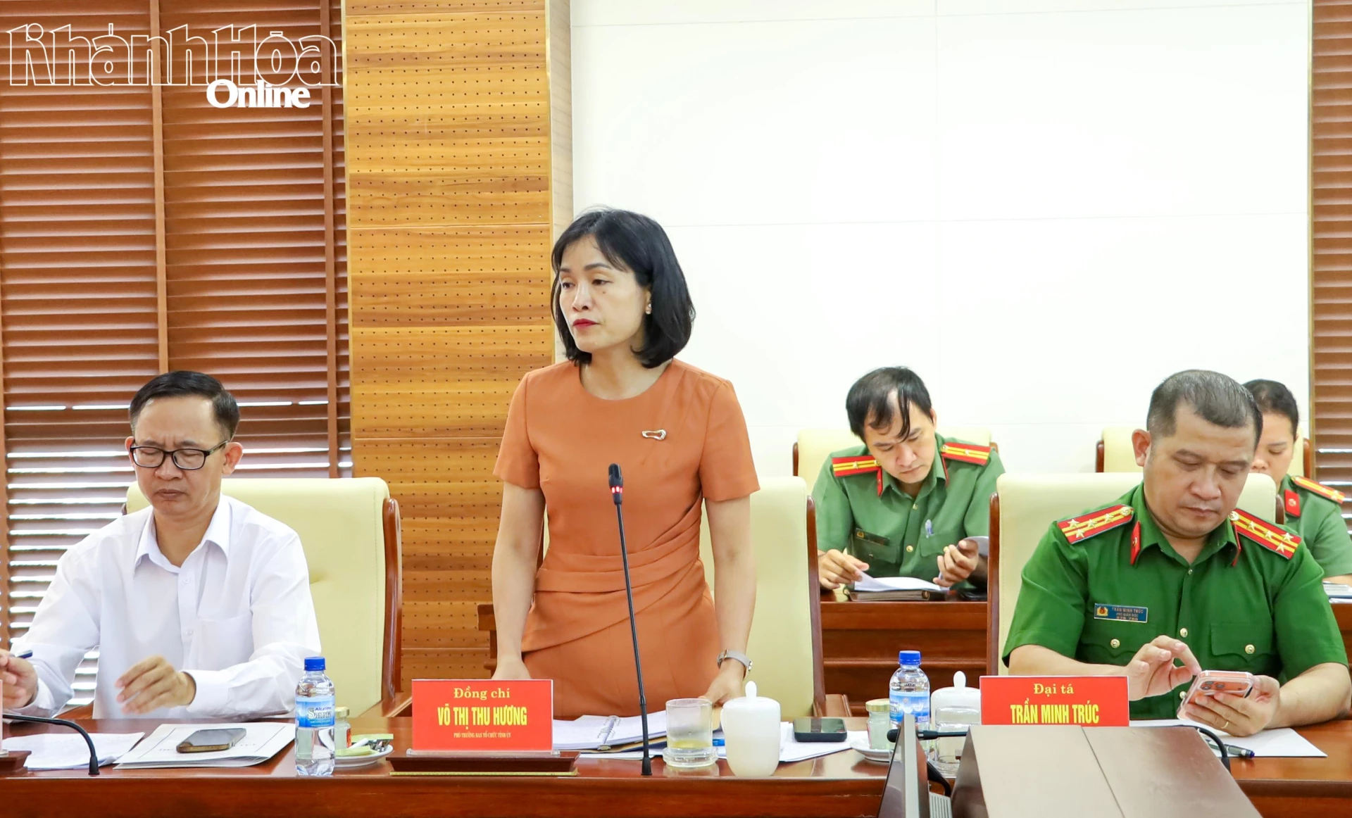 Lãnh đạo Ban Tổ chức Tỉnh ủy báo cáo một số nội dung tại buổi làm việc.